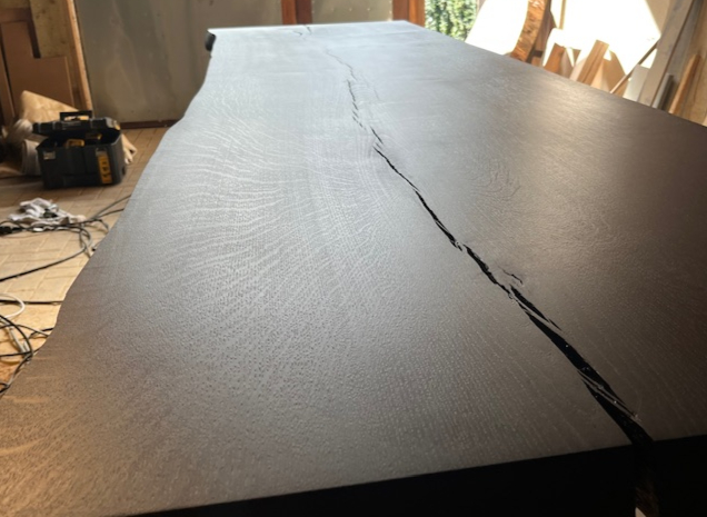 Het hout geeft<br />
de richting aan.
